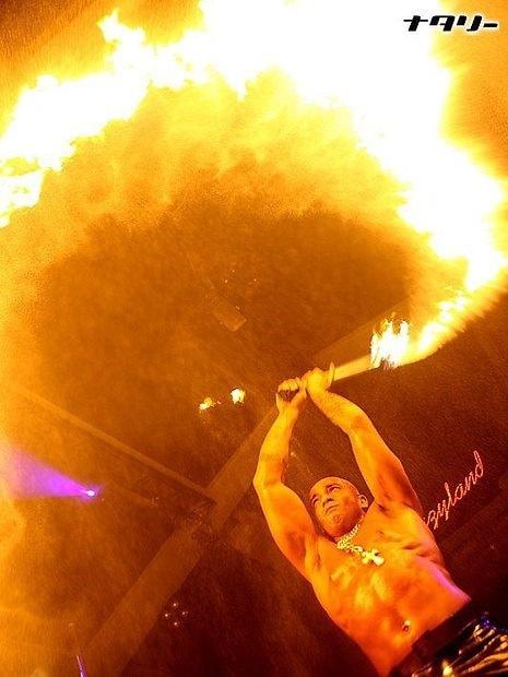 Stripper Jeffrey tijdens show zwaait met vuurvlam.
