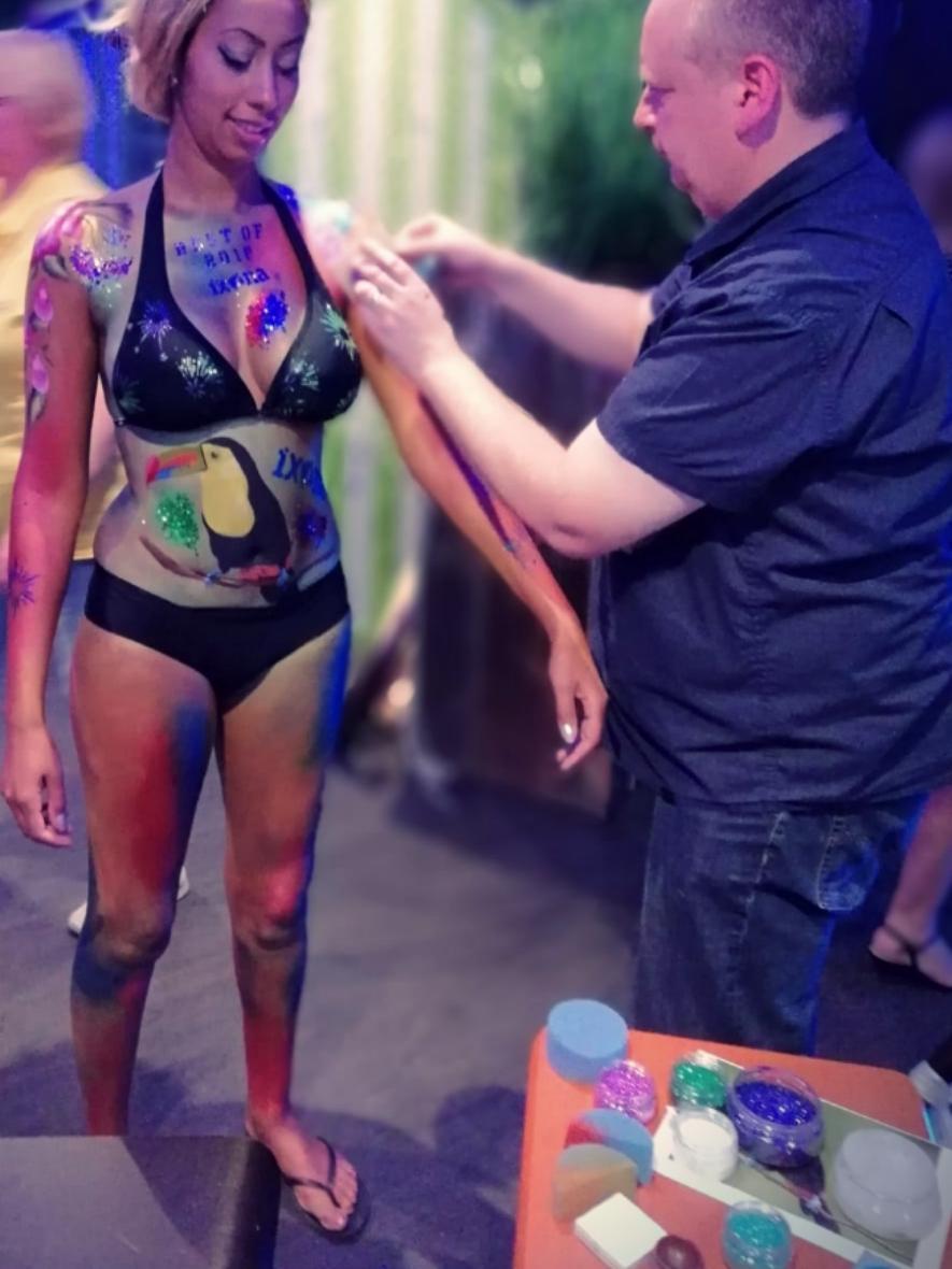 Body paint model inhuren
